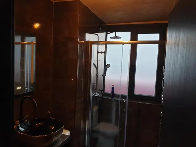 Atmosfera večernjeg opuštanja u apartmanu